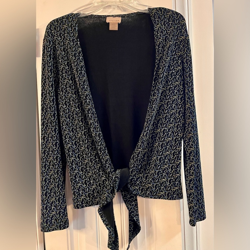 Choices Black and White Patterned Women's shrug, wrap top vintage